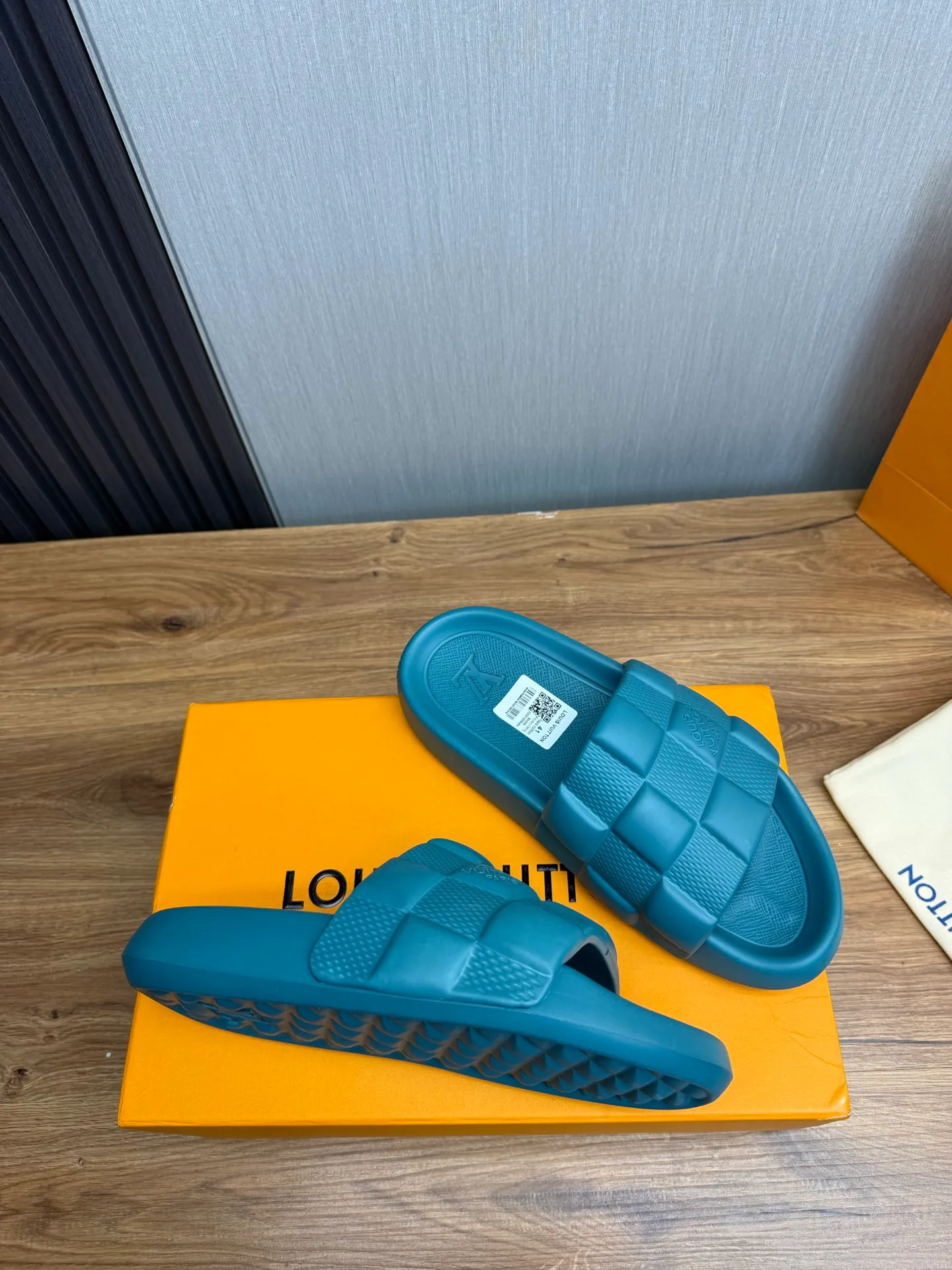 Men's shoes 💰260💰 ▪️LV's popular Little Red Book popular slippers hot sale: 1 shipment✅ Super textured and comfortable slippers, original TPU outsole. Authentic counter box drawer box packaging 🎁Size 38-45